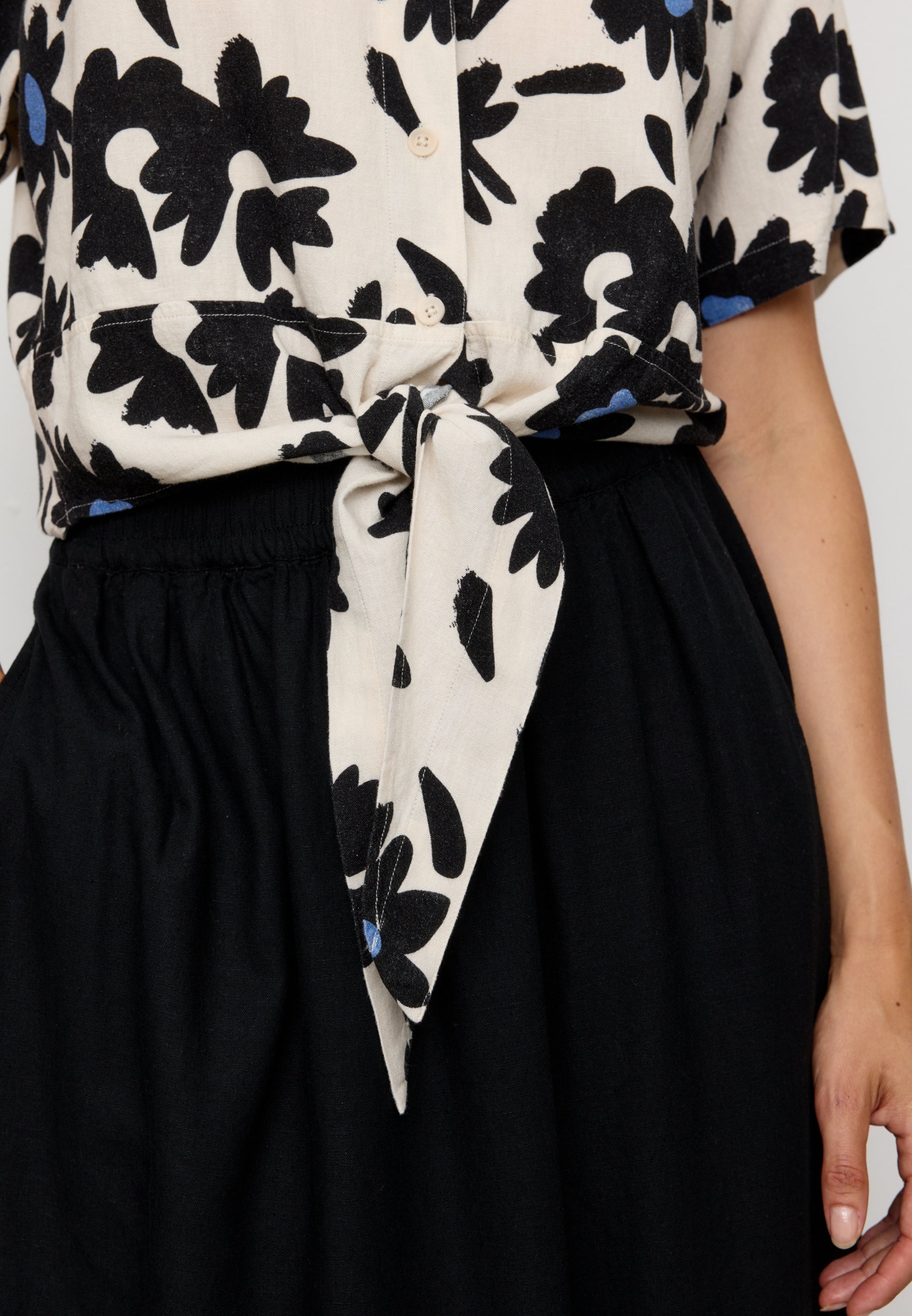 Recolution Ocra Bloom camicetta blu viscosa e lino