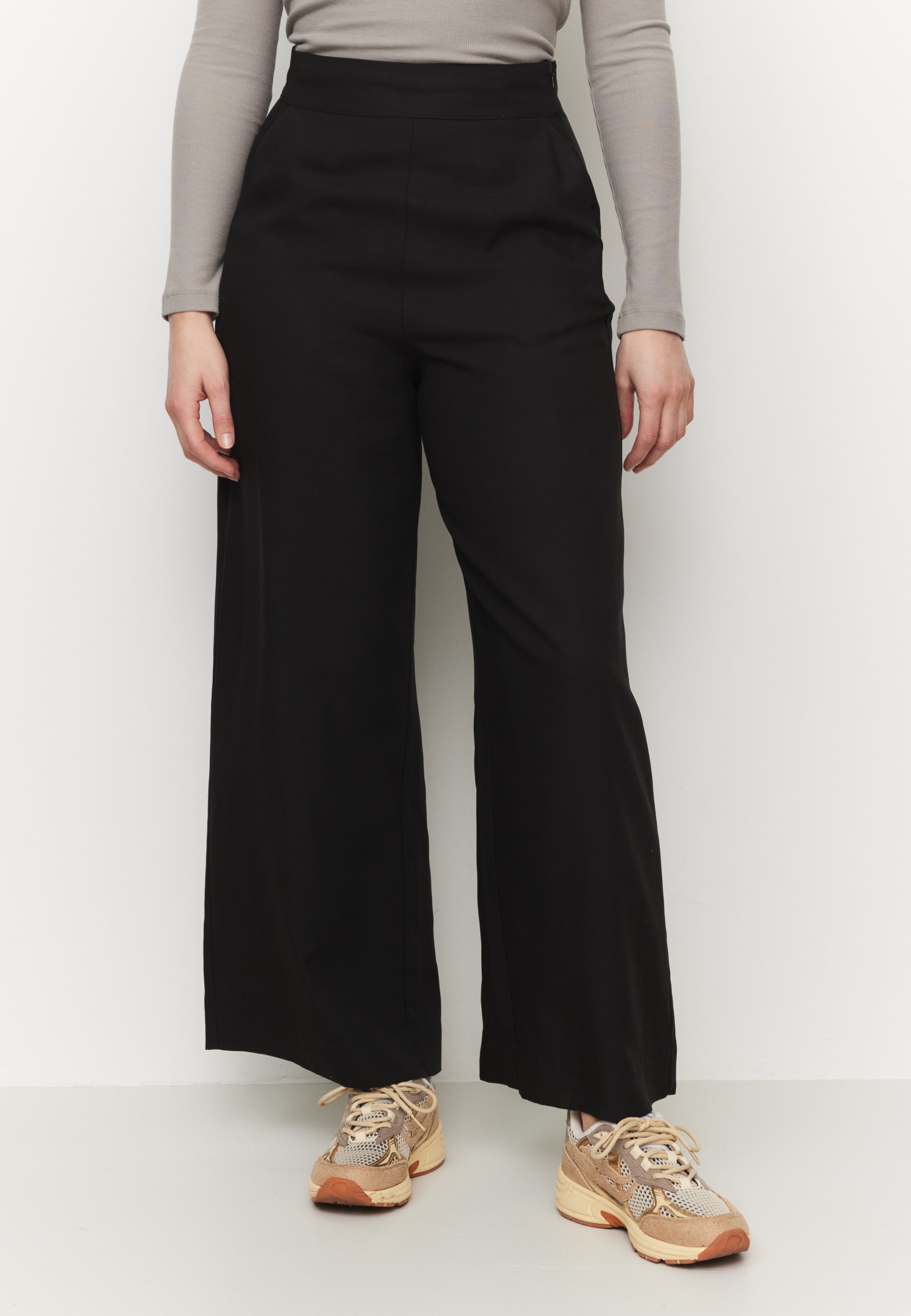 Recolution Pilea pantaloni donna neri lyocell