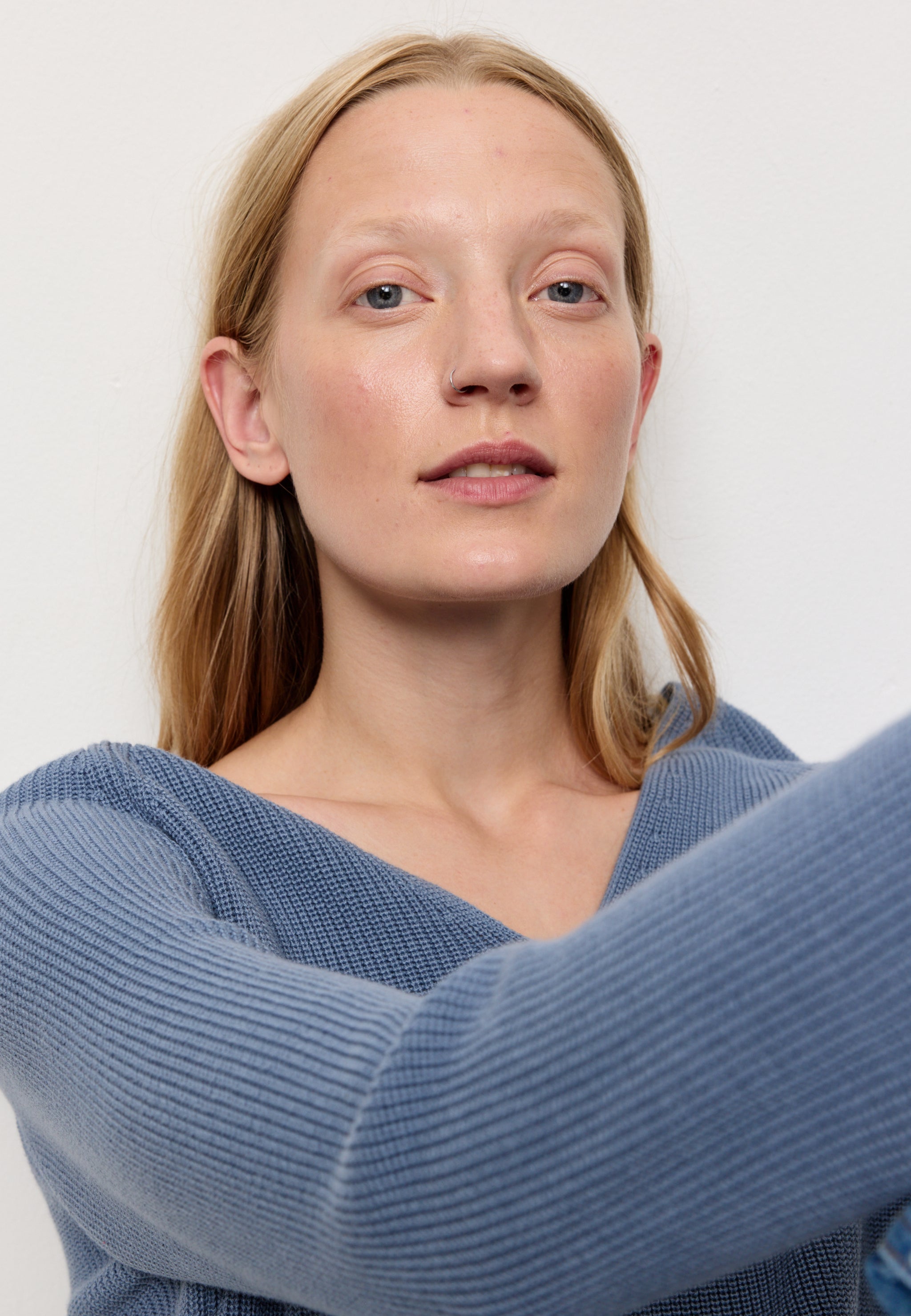Recolution Arugula maglia scollo a V azzurro cotone bio