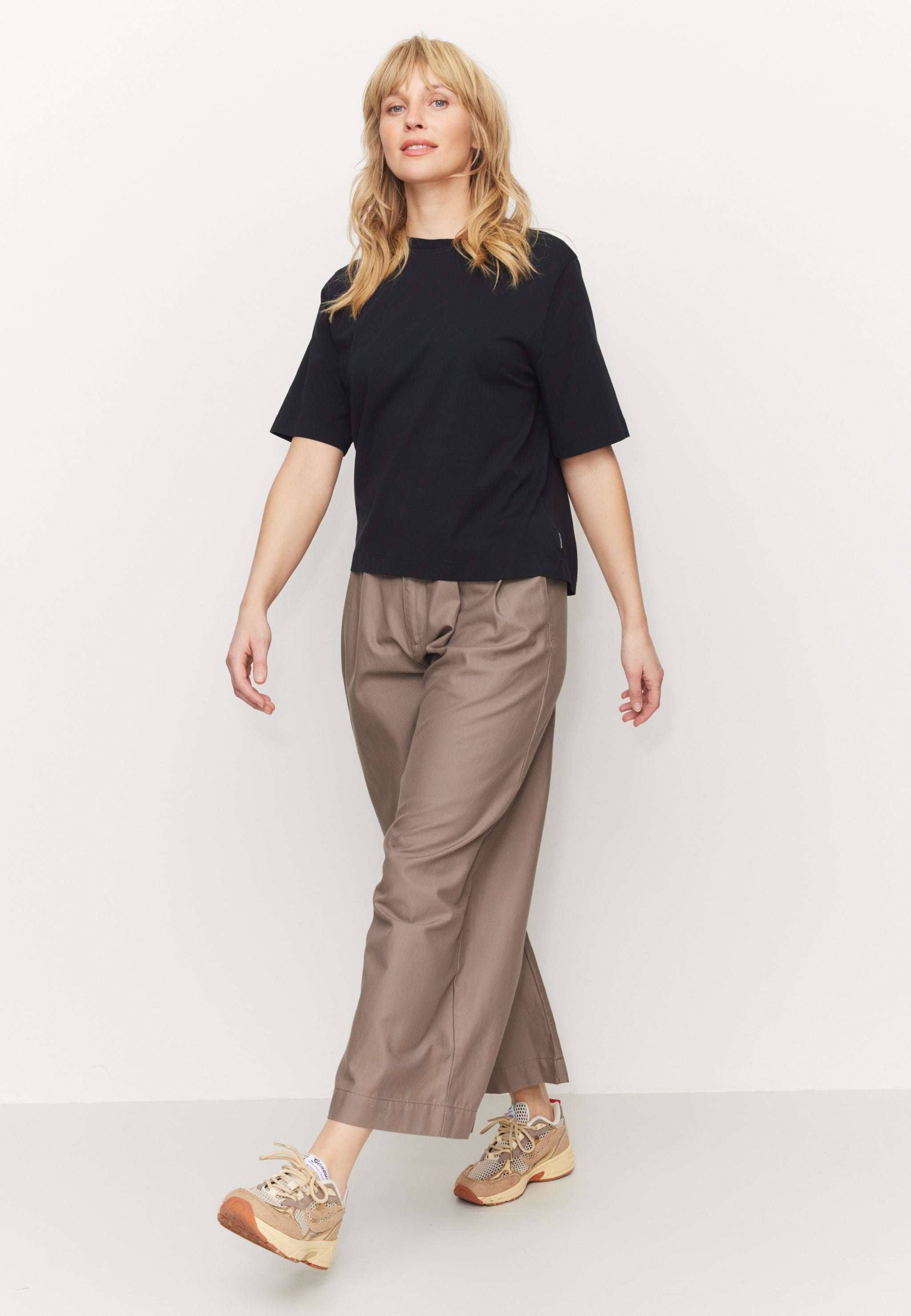 Recolution Azolla t-shirt nera cotone bio boxy fit