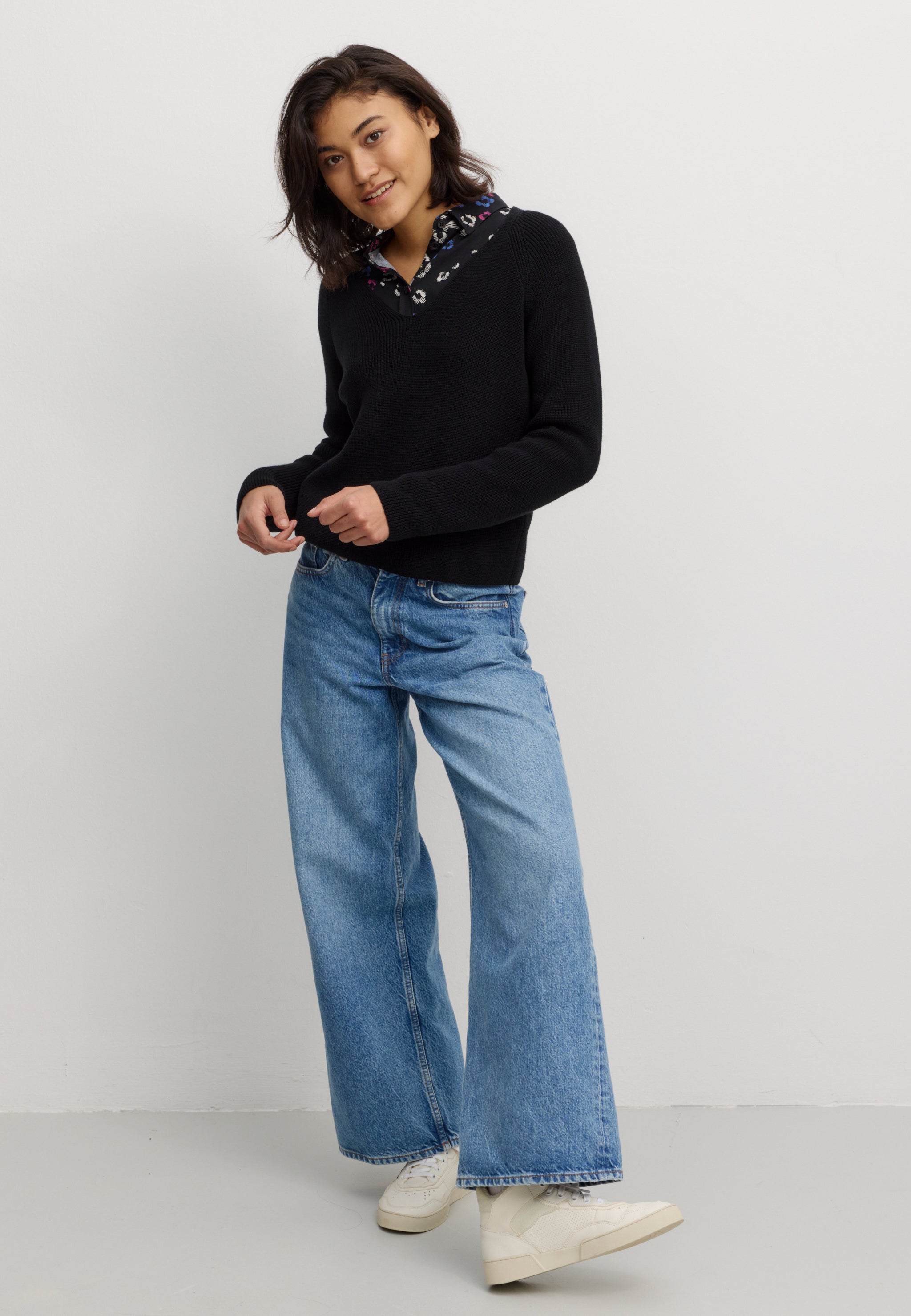 Recolution Arugula maglione scollo a V nero cotone bio