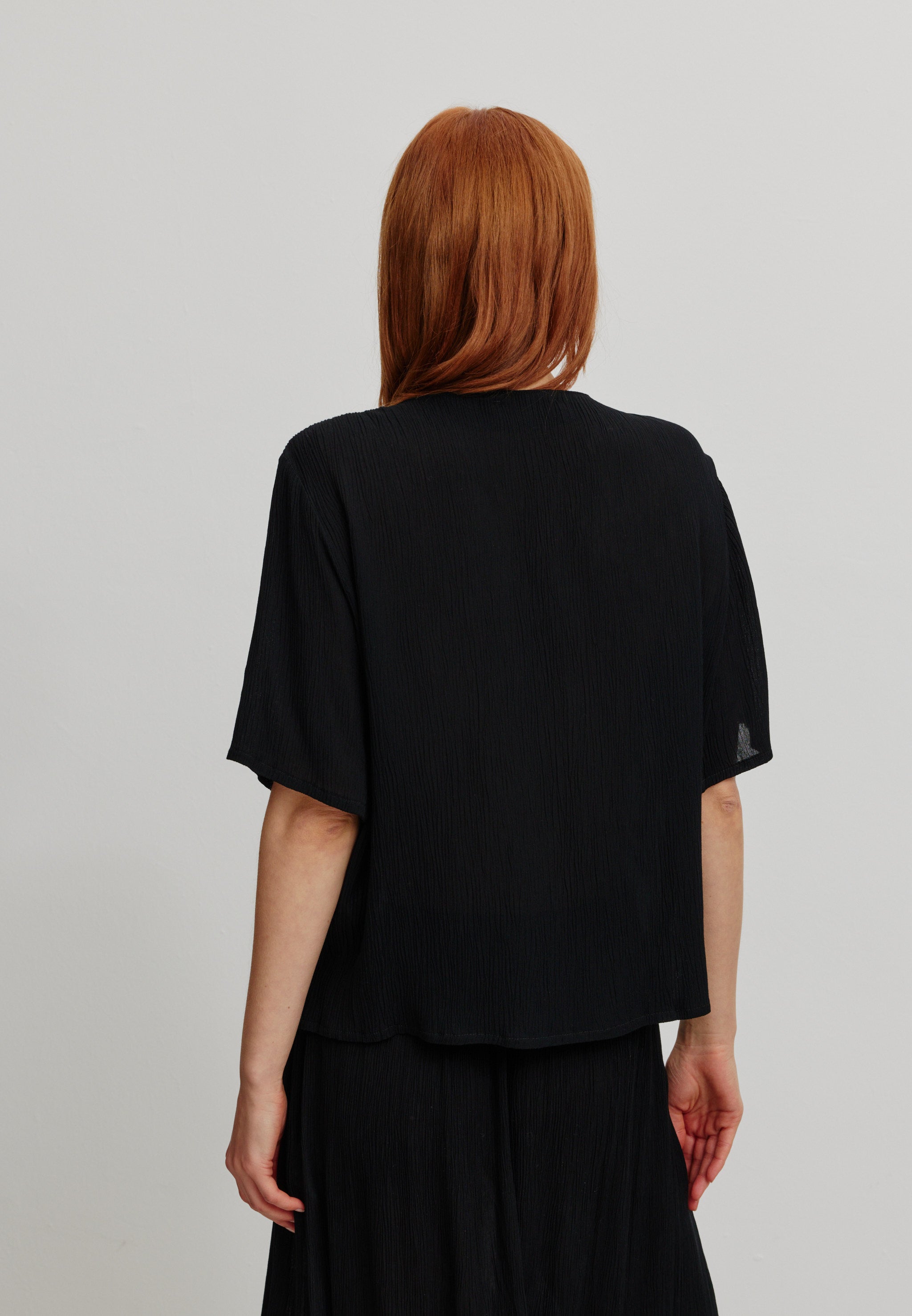 Recolution Spirea blusa nera manica corta viscosa