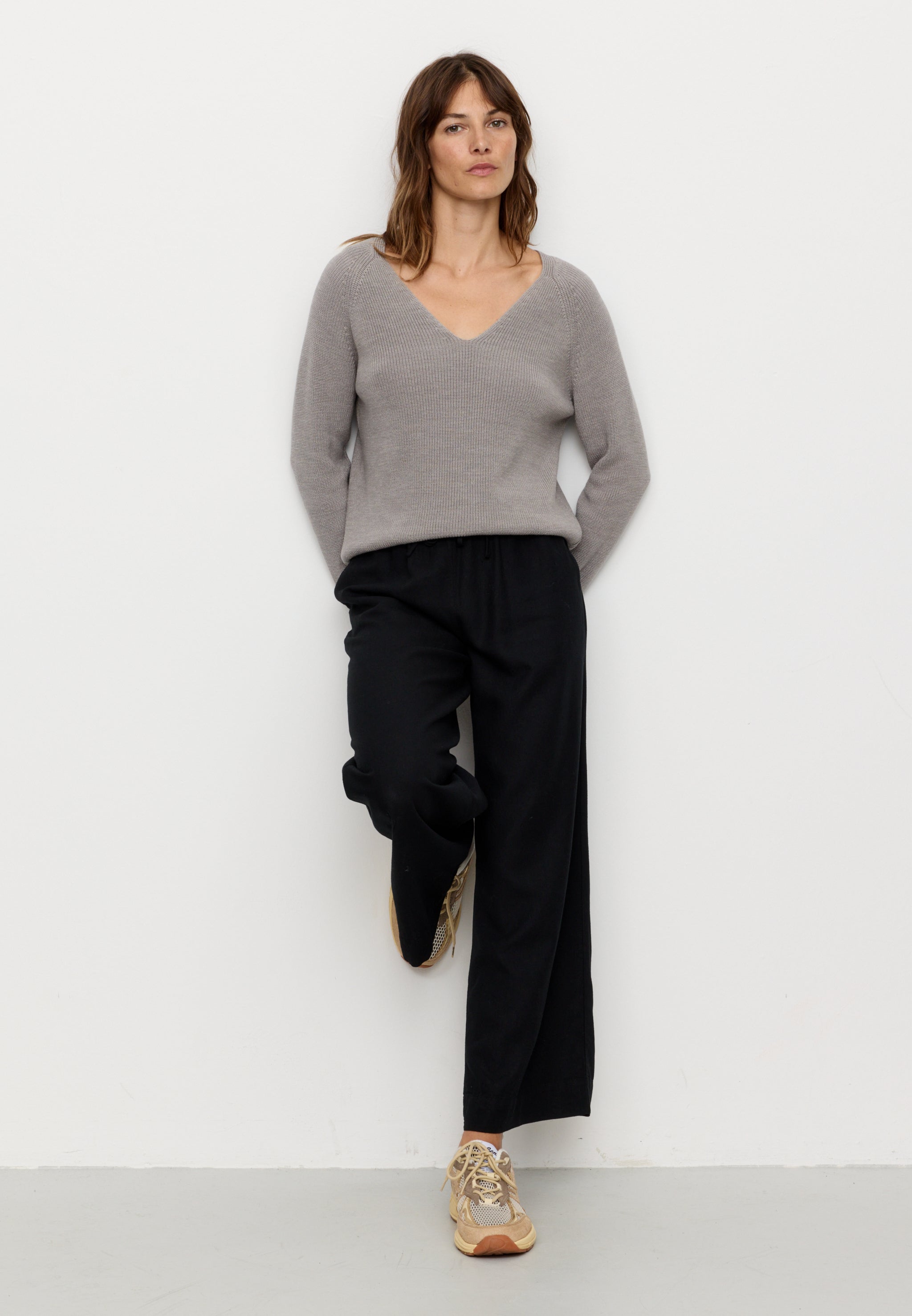 Recolution Arugula pullover scollo a V greige cotone bio