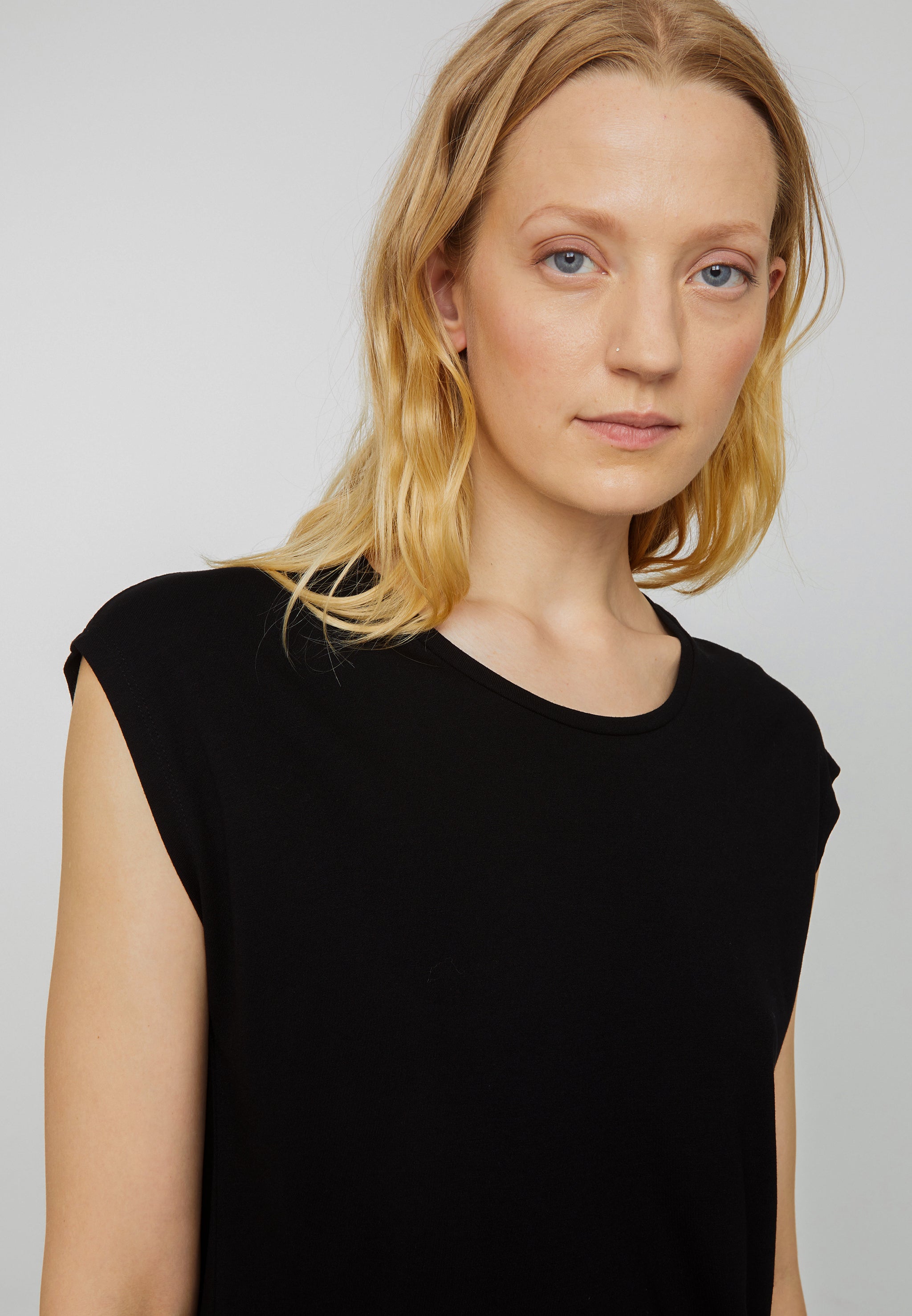 Recolution Mithila t-shirt nera viscosa loose fit