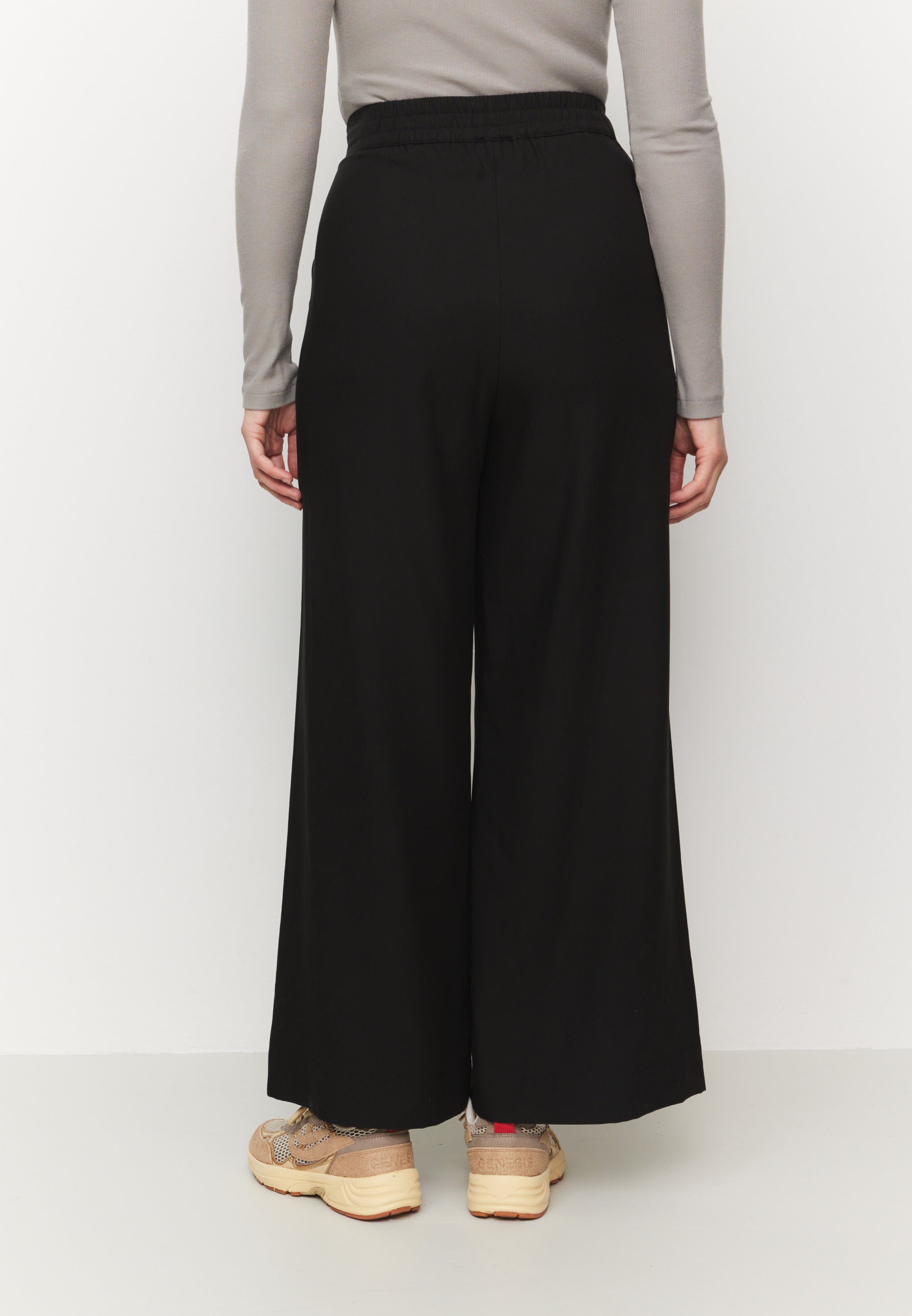 Recolution Pilea pantaloni donna neri lyocell