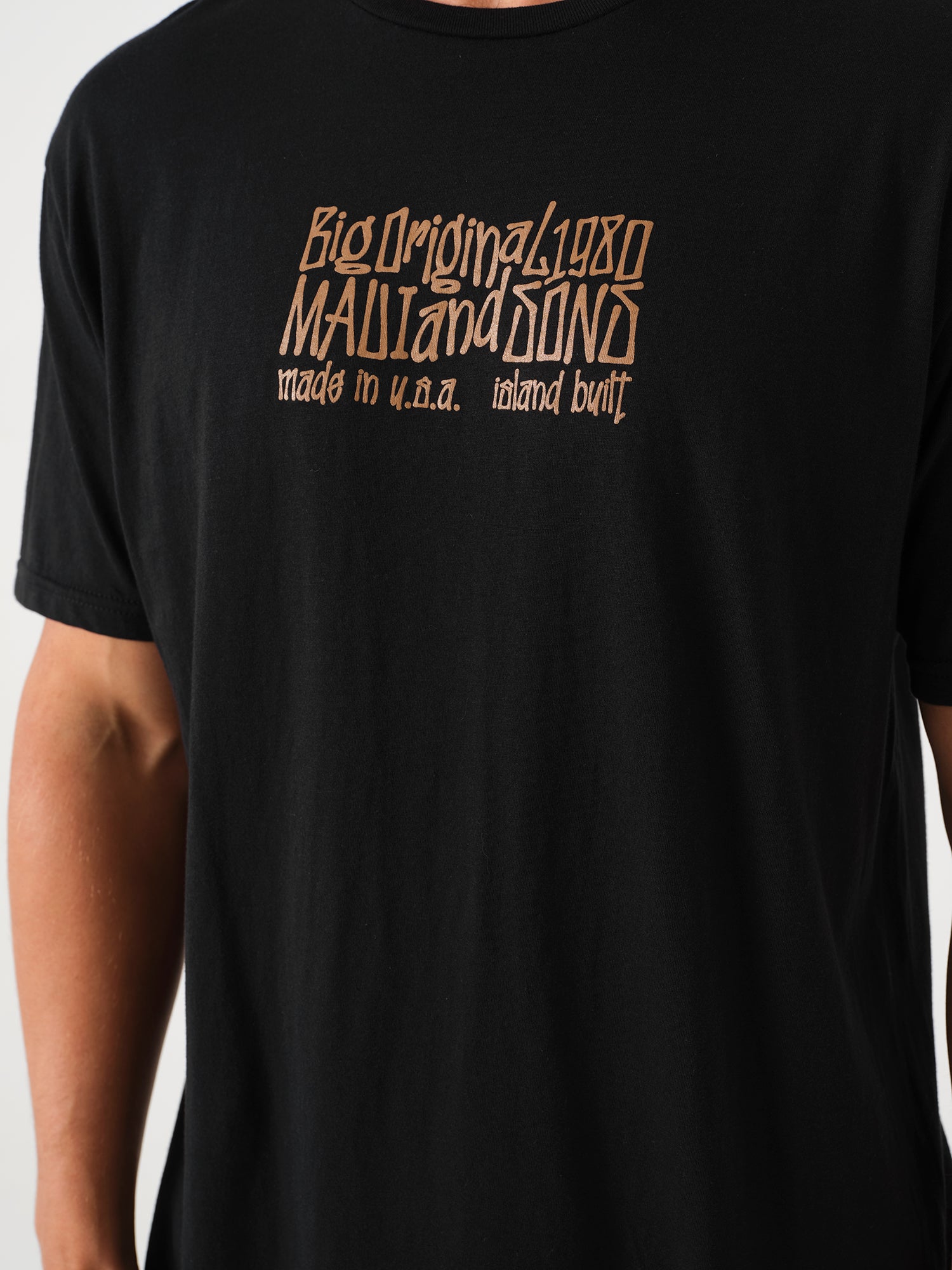 Maui and Sons Island Built t-shirt nera grafica cotone